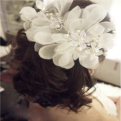 Hair clip with flowery details in crystals and pearls