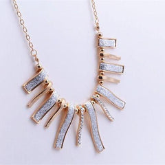 Geometric necklace in gold and crystals