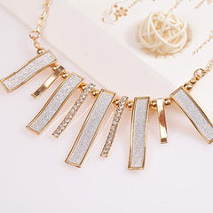 Geometric necklace in gold and crystals